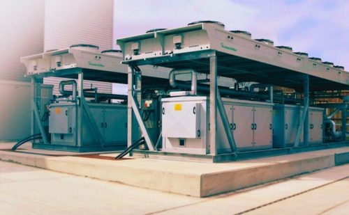 نمایی از چیلر صنعتی مناسب برای ریتیوب چیلر در محیط کارخانه‌ای